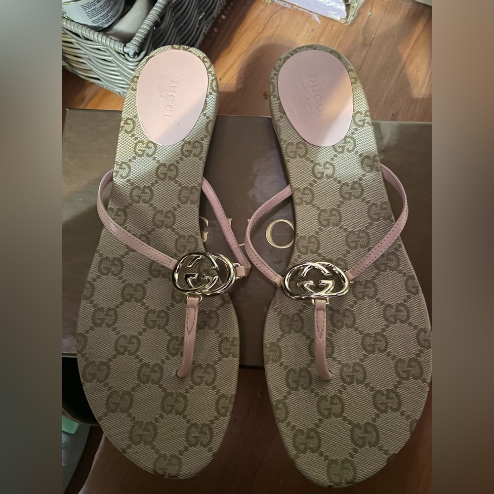 Women’s flat Gucci sandals